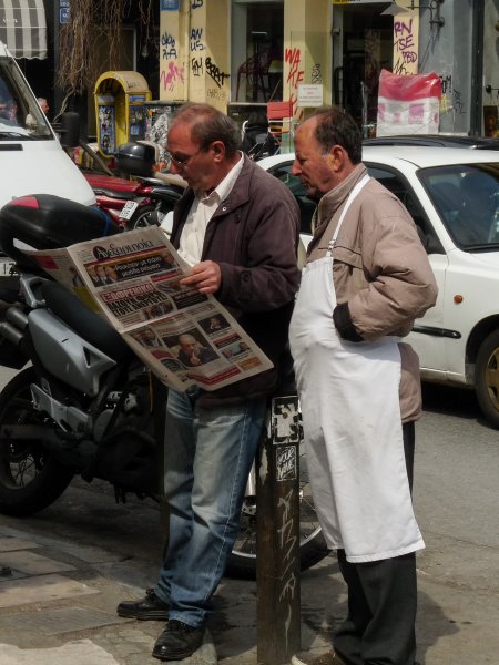 Lecture de journal grec