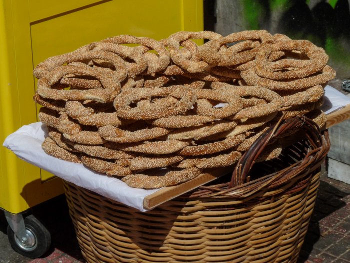 Vendeur de koulouris dans la rue