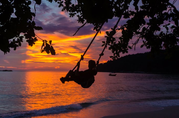 Balançoire sur la plage au coucher de soleil, Pangkor, Malaisie