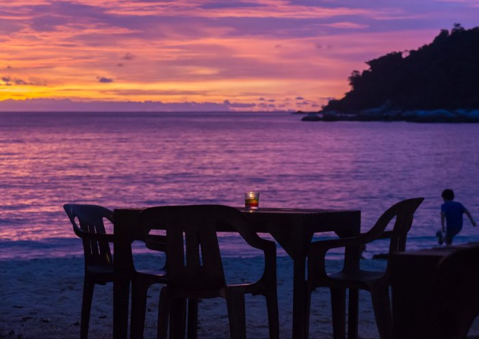 Tables sur le sable à Pangkor, Malaisie