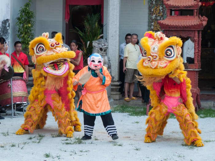 Fête à George Town devant un temple chinois