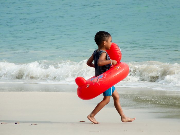 Petit garçon sur la plage à Pangkor, Malaisie