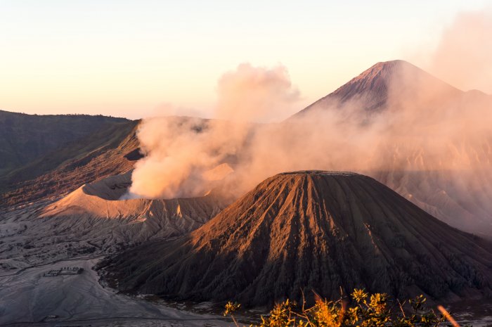 Lever de soleil sur le mont Bromo, Java, Indonésie