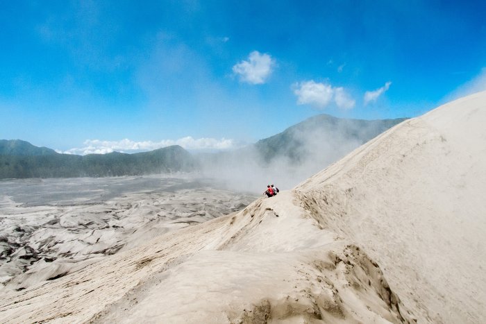 Touristes au bord du cratère du Mont Bromo, Indonésie