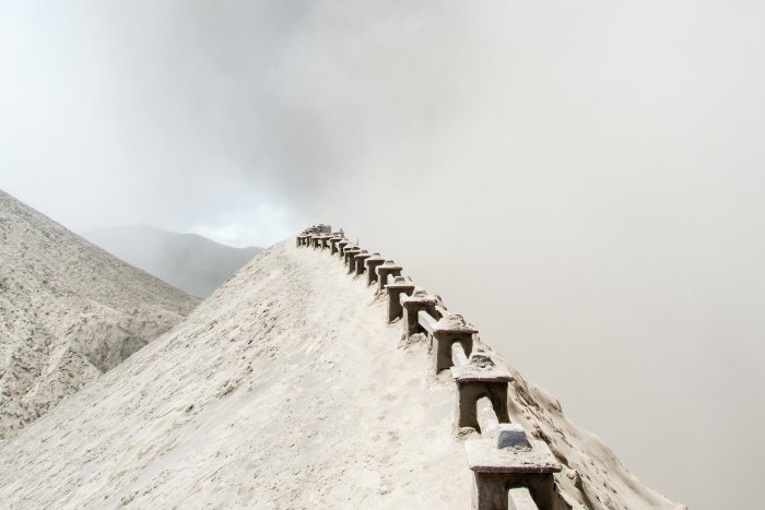 Au bord du cratère du Mont Bromo, Indonésie