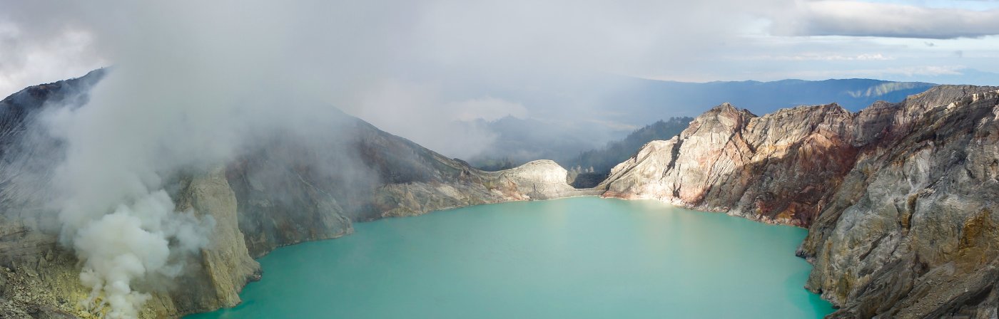 Panorama sur le lac turquoise du Kawah Ijen en Indonésie