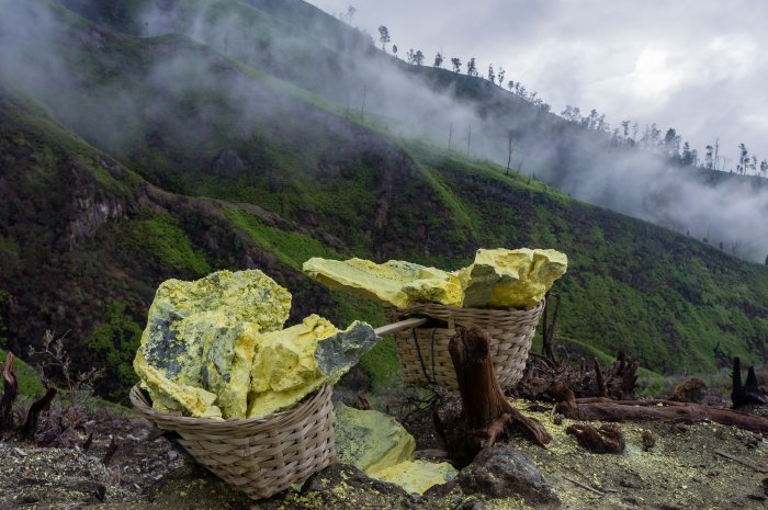 Paniers de soufre, Kawah Ijen, Indonésie