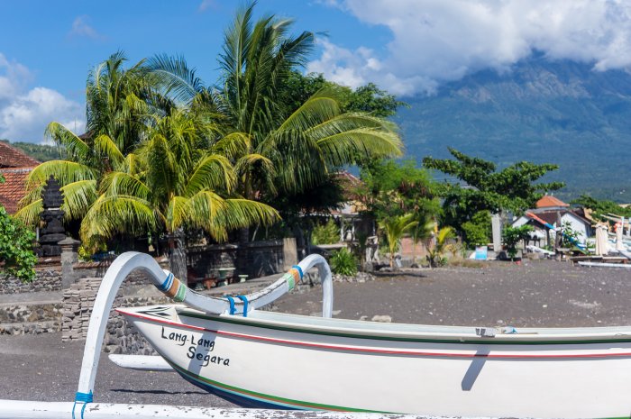 Bateau sur la plage d'Amed, Bali