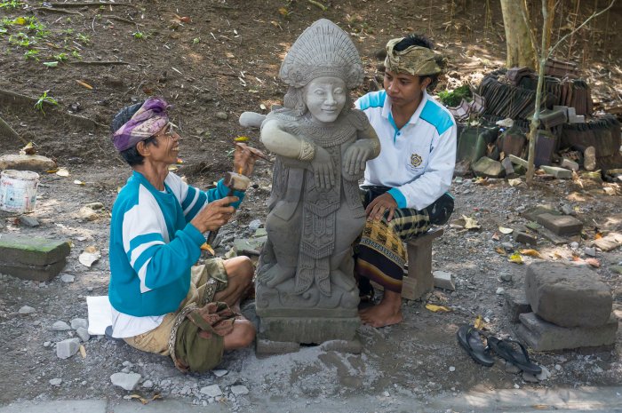 Sculpteurs indonésiens