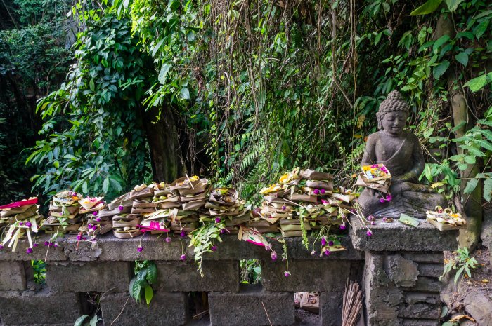Offrandes et statue à Bali