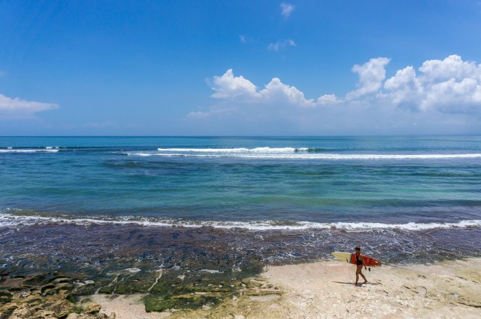 Surfeuse à Bingin, Bali