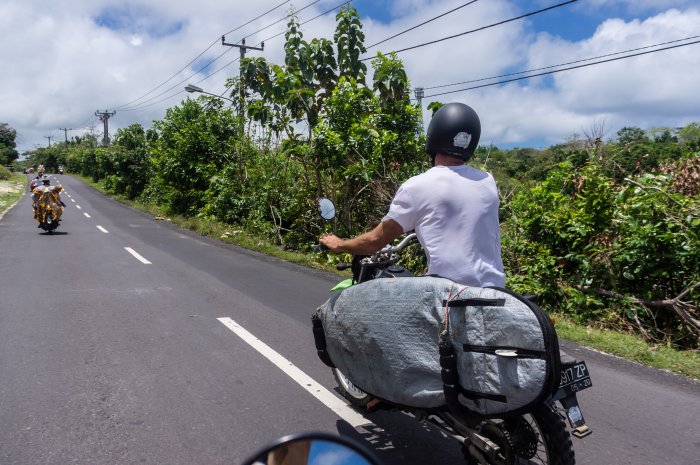 Scooter avec planche de surf