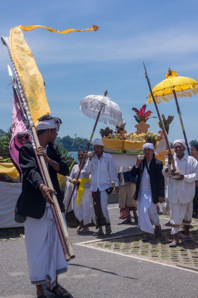 Cérémonie au Pura Ulun Danu Beratan, Bali, Indonésie