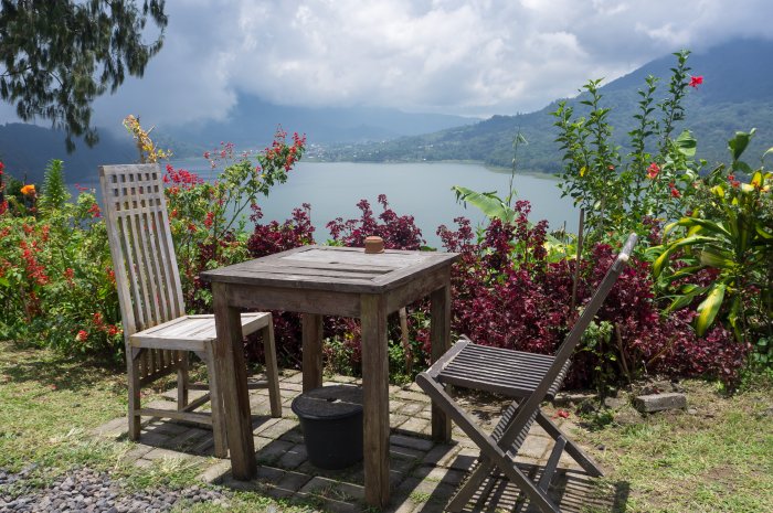 Petit restaurant au bord du lac Buyan, Bali, Indonésie