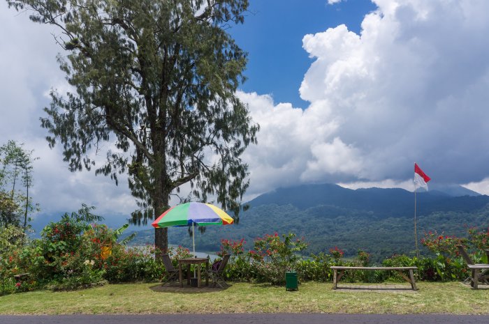 Petit restaurant au-dessus du lac, Bali