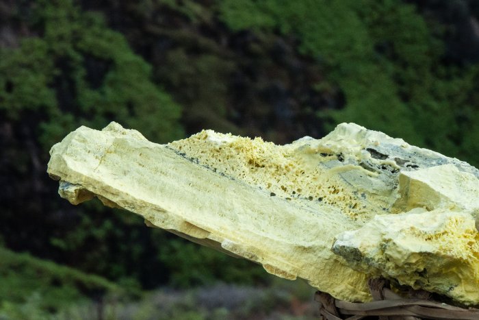 Morceau de soufre, Kawah Ijen, Indonésie