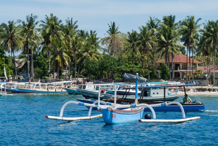 Plage de Gili Air à Bali et Junkung avec des bateaux