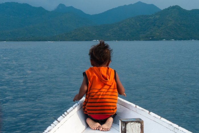 Enfant à l'avant du bateau