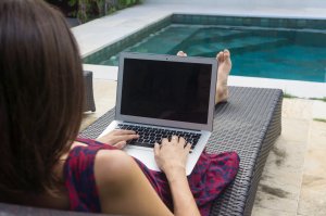 Travail près de la piscine