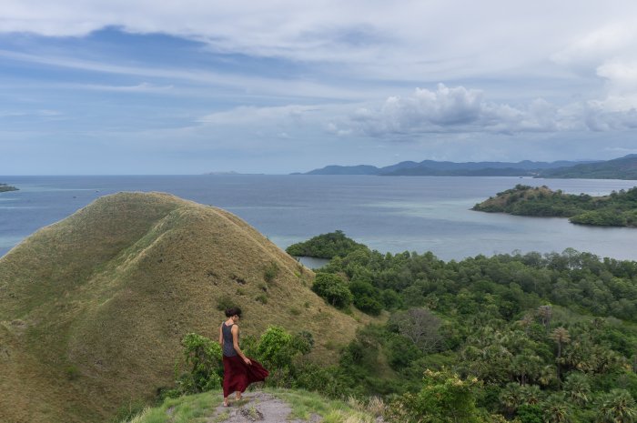 Collines et mer à Labuan Bajo, Flores