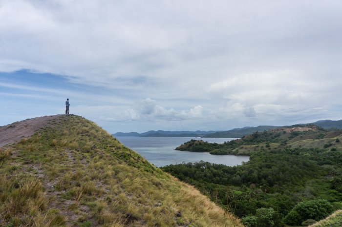 Collines et mer à Labuan Bajo, Flores