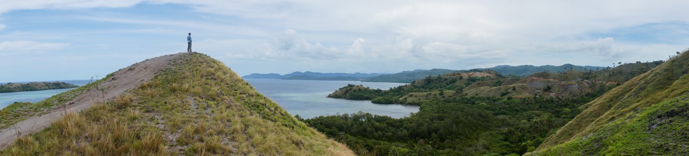 Collines et mer à Labuan Bajo, Flores