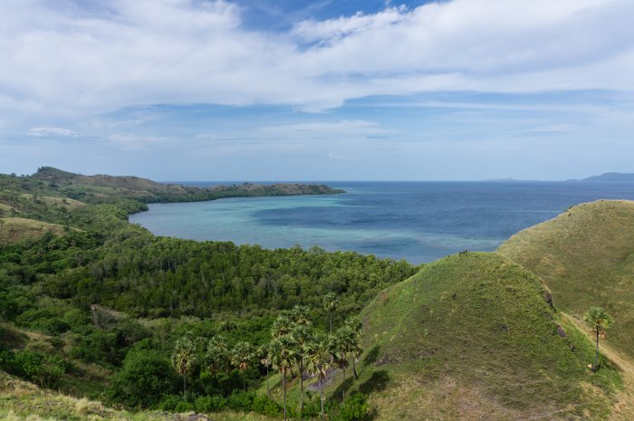 Collines et mer à Labuan Bajo, Flores