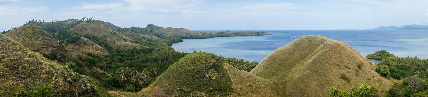 Collines et mer à Labuan Bajo, Flores