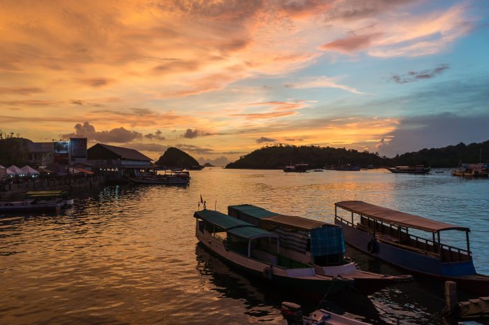 Coucher de soleil au port de Labuan Bajo