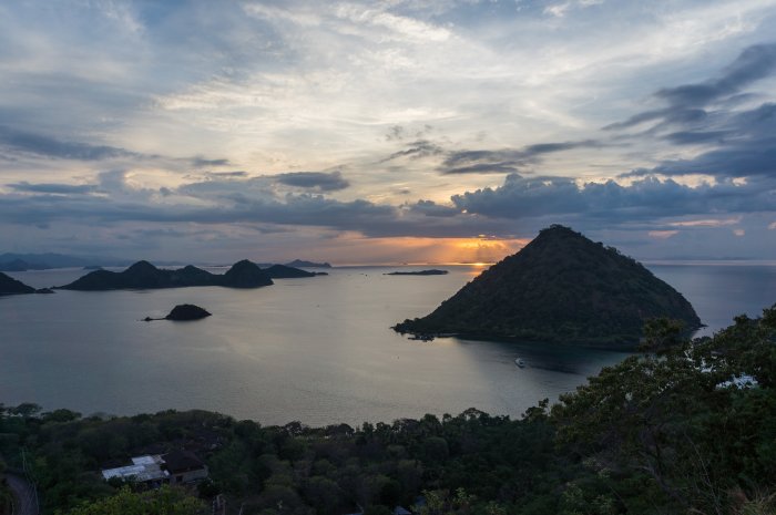 Coucher de soleil sur la baie de Labuan Bajo, Flores