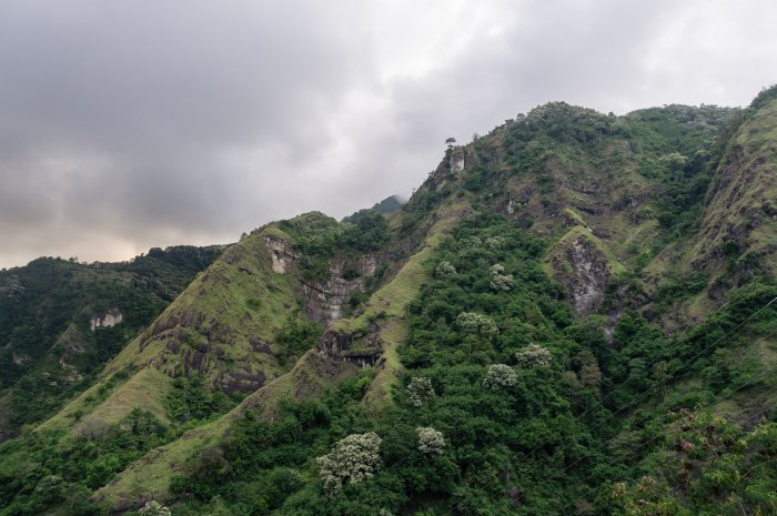 Collines à Florès, Indonésie