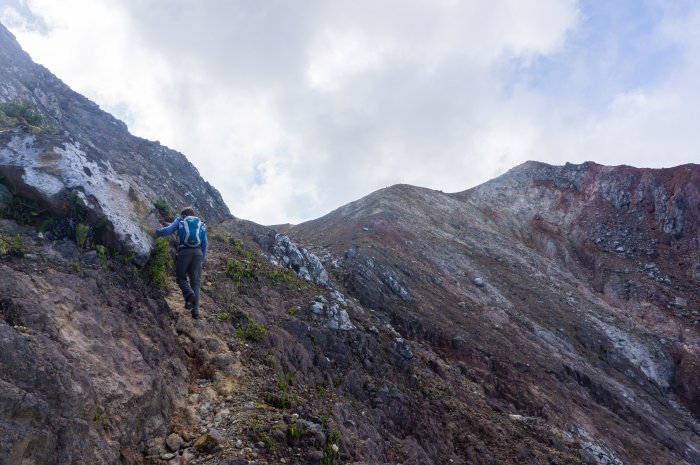 Ascension du volcan Egon, Florès