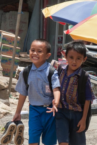 Enfants dans les rues de Labuan Bajo