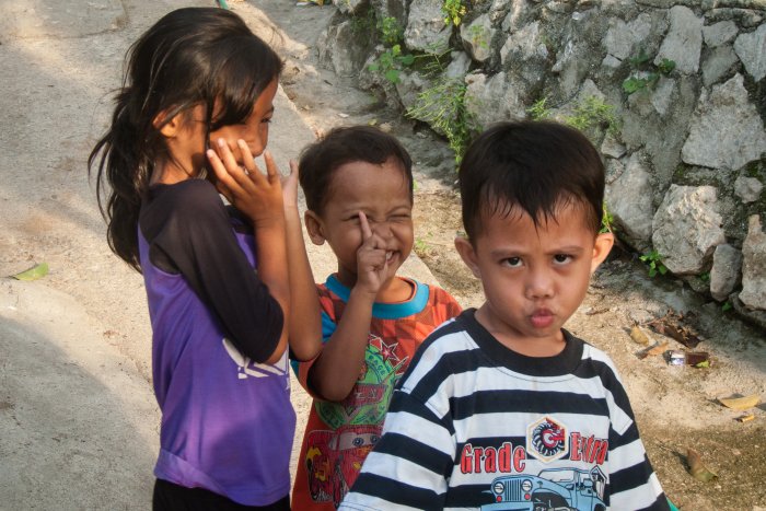 Enfants joueurs dans les rues de Labuan Bajo