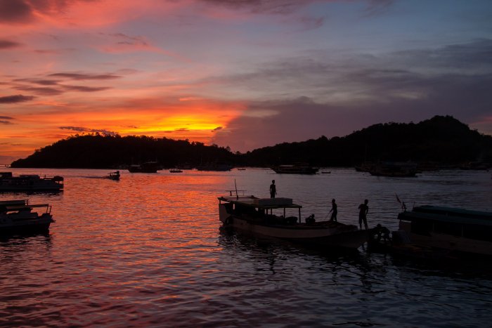 Coucher de soleil au port de Labuan Bajo