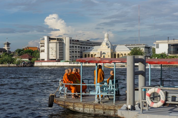 Moines sur le fleuve Chao Phraya, Bangkok