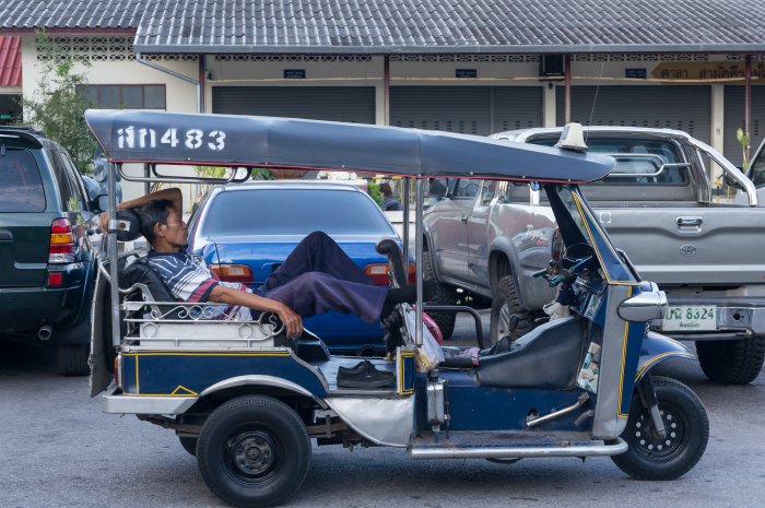 Chauffeur de tuk-tuk endormi