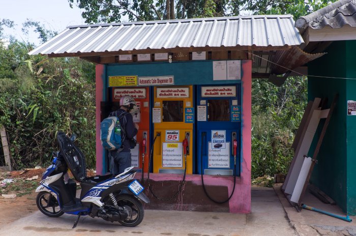 Borne d'essence en Thaïlande