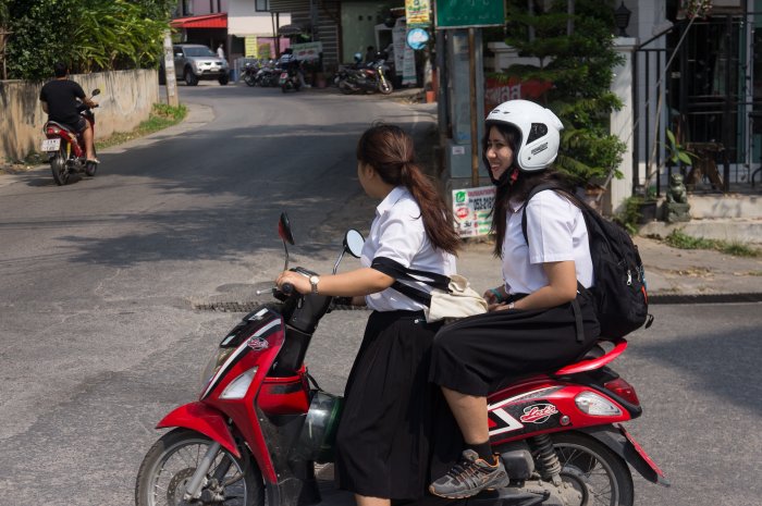 Jeunes filles en scooter à Chiang Mai