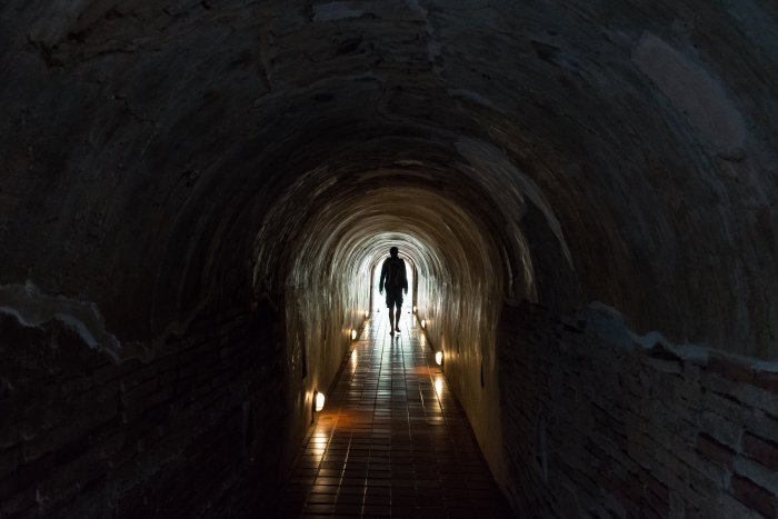 Tunnel au Wat Umong, Chiang Mai, Thaïlande