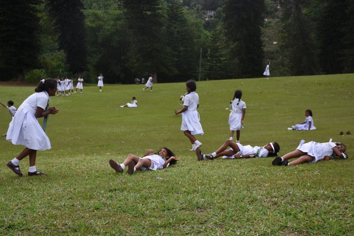 Enfants qui jouent, Jardin botanique de Kandy, Sri Lanka