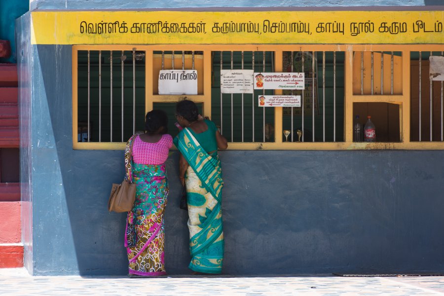 Femmes sri lankaises devant un temple hindou