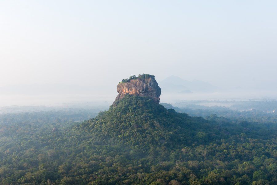 Vue sur le Lion's rock depuis le Pidurangala rock, Sigiriya, Sri Lanka