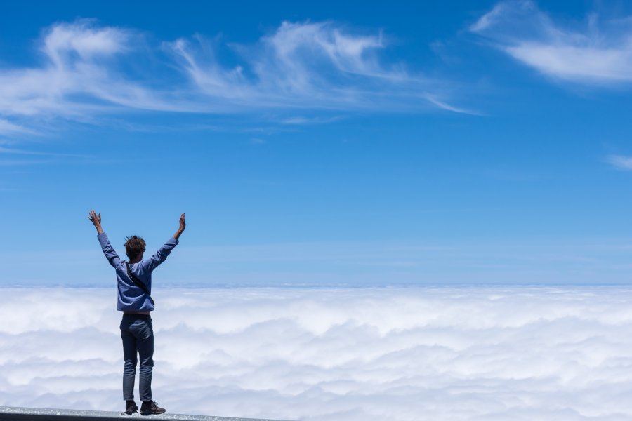 Passer au-dessus des nuages