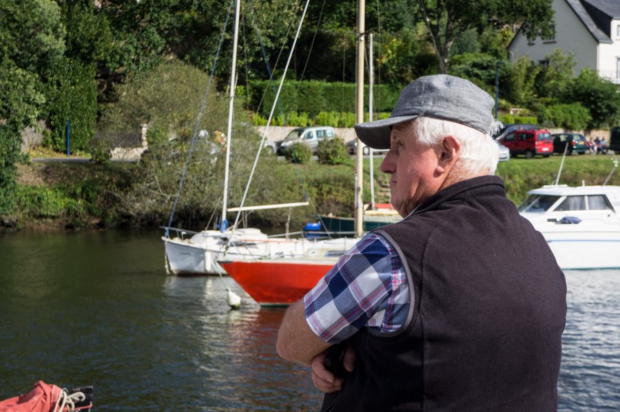 Breton devant des bateaux