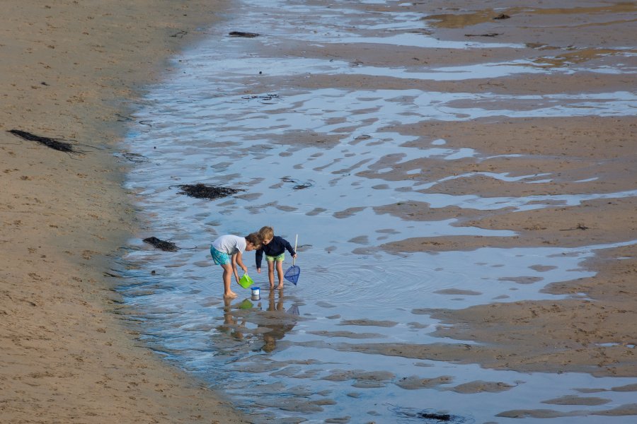 Enfants sur la plage en Bretagne