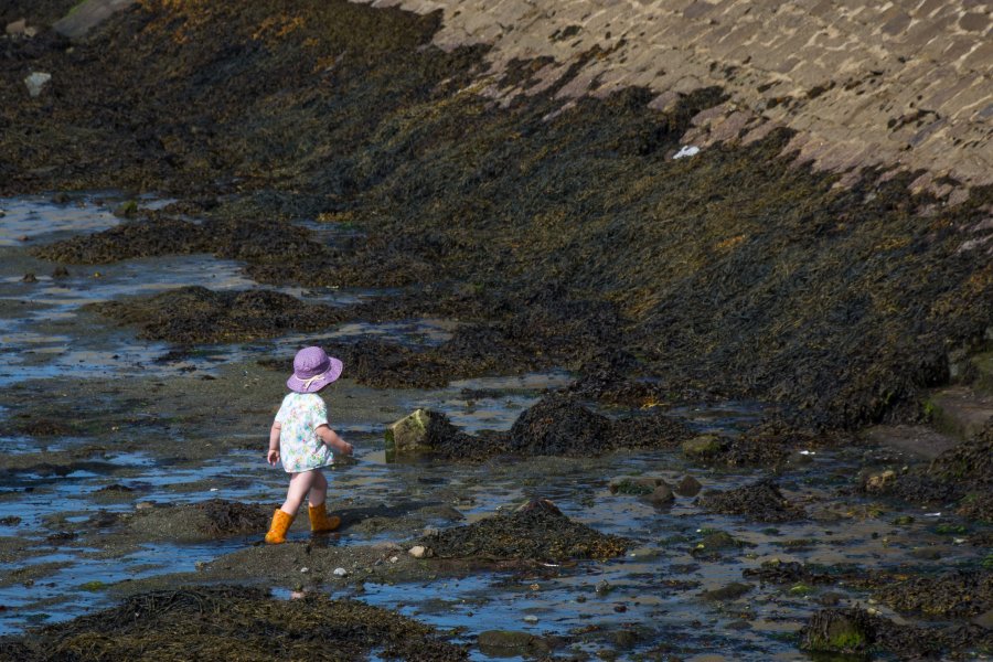 Enfant sur la plage en Bretagne