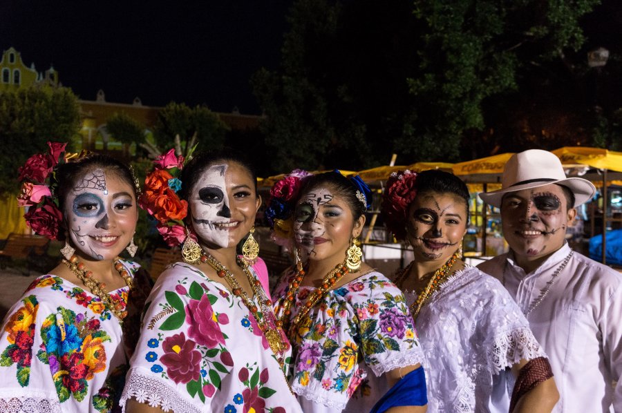 Tenues traditionnelles mexicaines pour la fête des morts