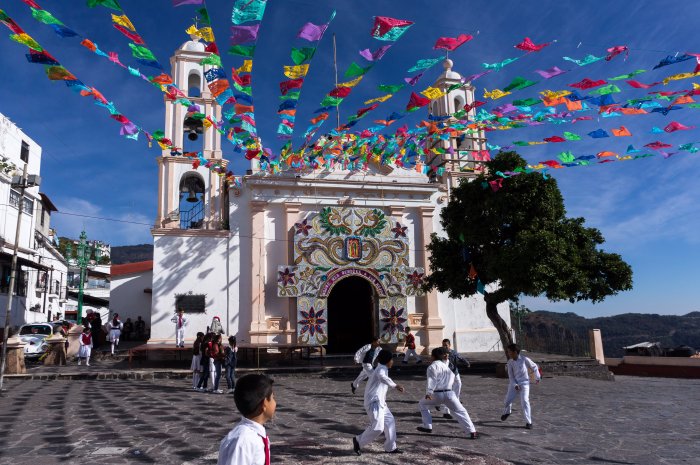 Enfants qui jouent sous les décorations de Noël à Taxco, au Mexique