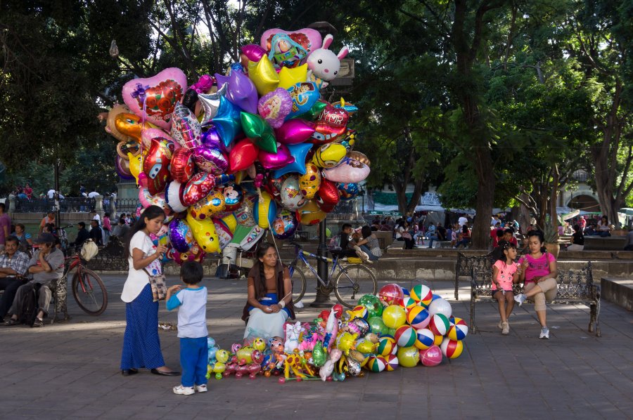 Vendeuse de ballons au zocalo de Oaxaca